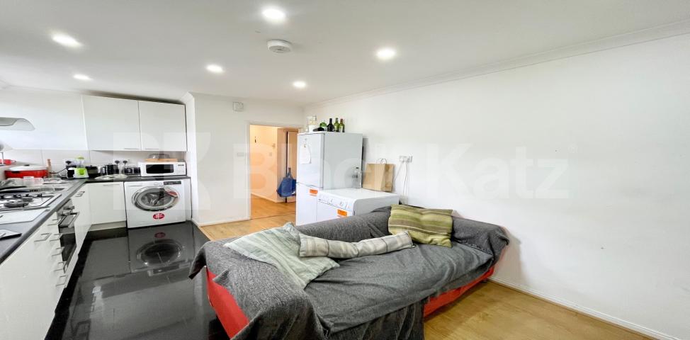 			LET , 4 Bedroom, 1 bath, 1 reception Apartment			 Long Lane, Borough / London Bridge